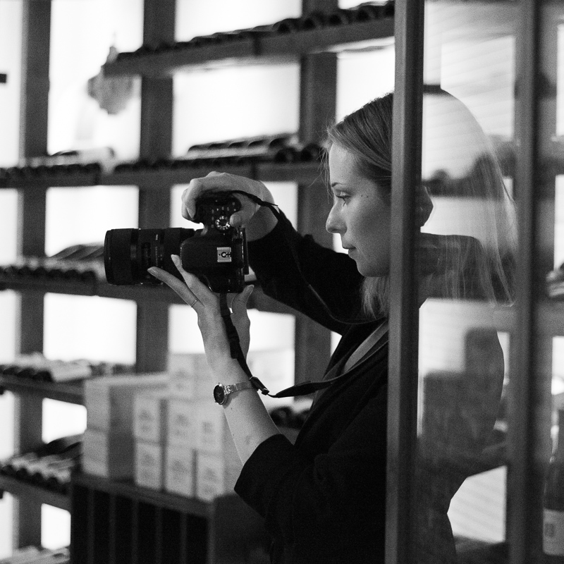 Rebecca på IRMA fotograferar hos kund i Stockholm